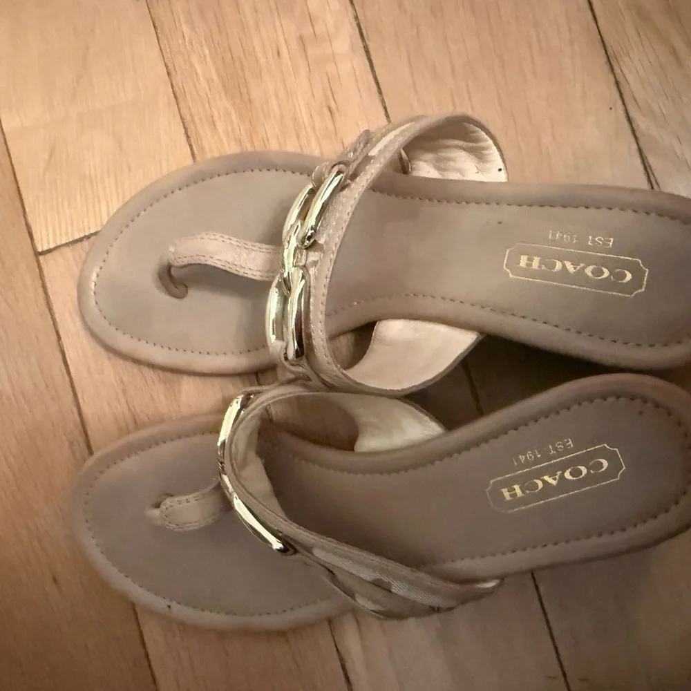 Coach Women's Tan Sandals used very good condition - Picture 3 of 6